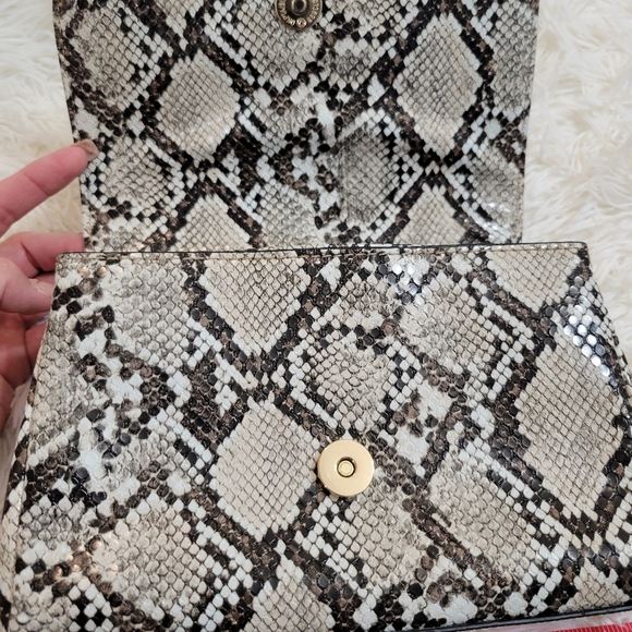 Guess women Faux Snake Skin Handbag Convertible Crossbody flap bag - Picture 8 of 8
